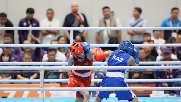Võ sĩ Nguyễn Thị Tâm (áo đỏ) giành quyền vào chung kết boxing hạng 51kg nữ. (Ảnh: BÙI LƯỢNG)