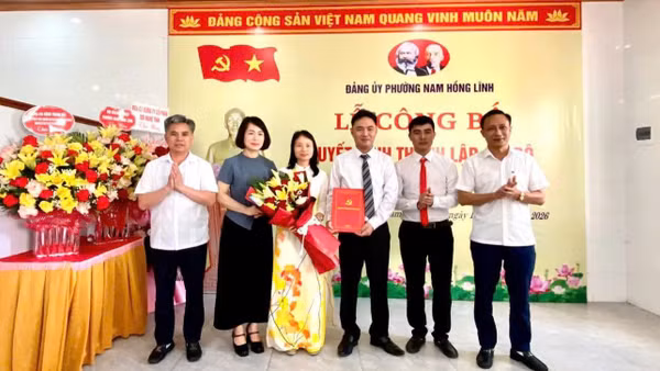 Ban Tổ chức Tỉnh ủy Hà Tĩnh trao quyết định thành lập Chi bộ Công ty cổ phần Sợi Nghệ Tĩnh.