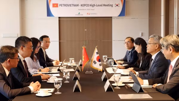 Tổng Giám đốc PETROVIETNAM Lê Mạnh Cường làm việc với Chủ tịch kiêm Tổng Giám đốc KEPCO Kim Dong-cheol. (Ảnh: NGÔ HƯƠNG)