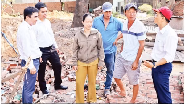 Cán bộ xã Phước An (thành phố Đồng Nai) vận động người dân bàn giao mặt bằng dự án đường 25C kết nối sân bay Long Thành. (Ảnh THIÊN VƯƠNG)