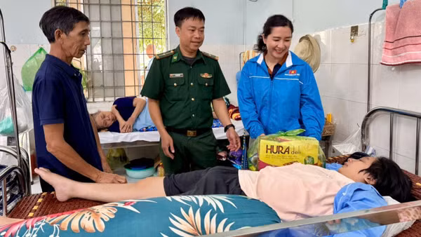 Các cán bộ, chiến sĩ Đồn Biên phòng Tuy Hòa cùng tình nguyện viên trao quà tặng các bệnh nhân có hoàn cảnh khó khăn. (Ảnh: NGỌC LÂN)
