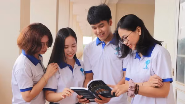 Sinh viên Trường đại học Khoa học xã hội và Nhân văn Thành phố Hồ Chí Minh trao đổi tri thức chuyên ngành.