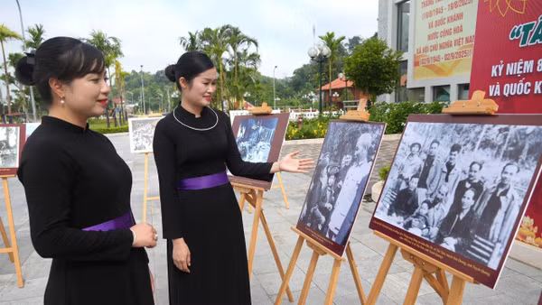 Du khách tham quan triển lãm ảnh chuyên đề “Tân Trào - 81 mùa thu cách mạng” tại Bảo tàng ATK Tân Trào, tỉnh Tuyên Quang (Ảnh: MINH TÂM)