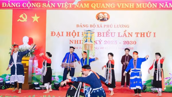 Điệu múa Khai đèn được Câu lạc bộ Văn hóa dân tộc Cao Lan giới thiệu rộng rãi đến công chúng qua nhiều sự kiện. (Ảnh: VƯƠNG DIỆM)
