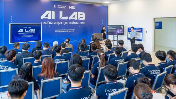 Sinh viên Khoa Công nghệ thông tin, Trường đại học Thăng Long học tập tại Al Lab ở Trung tâm Đổi mới sáng tạo quốc gia cơ sở Hòa Lạc. (Ảnh: MINH NGỌC)