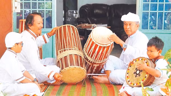 Các nghệ nhân dân tộc Chăm truyền dạy nghệ thuật trống truyền thống trong hoạt động “Bản hòa ca đa sắc” của Mạng lưới Tiên phong Việt Nam.