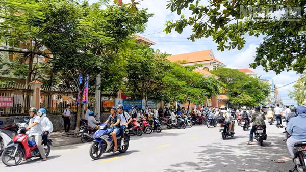 Vĩnh Long cần tăng cường tuyên truyền phòng ngừa bạo lực học đường, nhất là giờ tan lớp. (Ảnh: BÁ DŨNG)