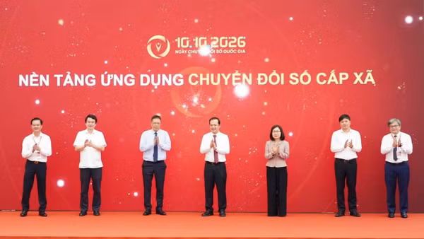 Thứ trưởng Khoa học và Công nghệ Phạm Đức Long cùng các đại biểu thực hiện nghi thức bấm nút ra mắt nền tảng ứng dụng chuyển đổi số cấp xã. (Ảnh: Bộ Khoa học và Công nghệ)