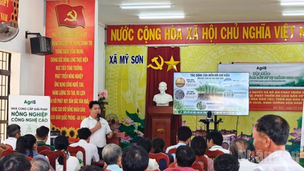 Công ty Cổ phần Phát triển nông nghiệp AgriS-Chi nhánh Khánh Hòa tổ chức gặp gỡ nông dân trồng mía khu vực phía nam Khánh Hòa để tuyên truyền các biện pháp hỗ trợ phục hồi vùng nguyên liệu ảnh hưởng nắng hạn, chủ động sản xuất thích ứng với biến đổi khí hậu. (Ảnh: VINH THẮNG)