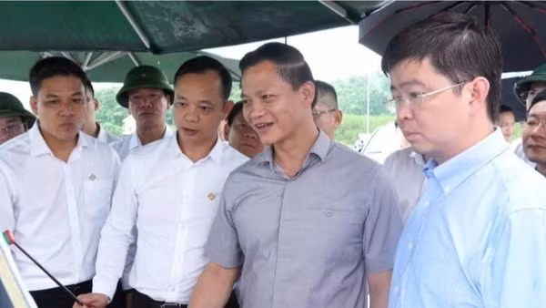 Bí thư Tỉnh ủy Quảng Trị Vương Quốc Tuấn (thứ 2 từ phải qua) cùng lãnh đạo Ủy ban nhân dân tỉnh và nhà đầu tư khảo sát dự án. (Ảnh: QV)