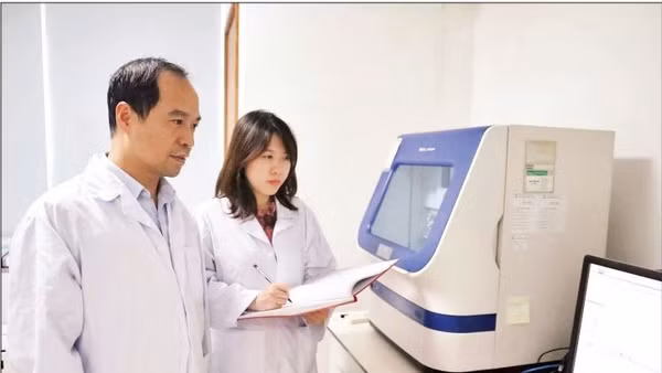 Giáo sư, Tiến sĩ Nguyễn Huy Hoàng chia sẻ với đồng nghiệp về những nguyên nhân gây bệnh vảy cá Harlequin ở trẻ sơ sinh. (Ảnh: MINH ĐỨC)