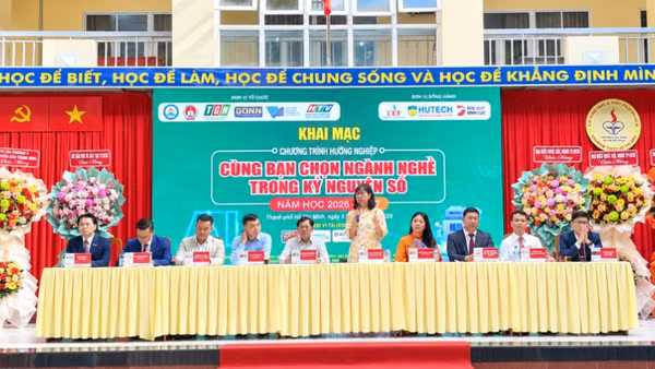 Chuyên gia tư vấn nghề nghiệp tại chương trình. (Ảnh: CAO TÂN)
