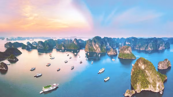 Di sản thiên nhiên thế giới Vịnh Hạ Long là điểm đến du lịch biển hàng đầu của Việt Nam, động lực quan trọng thúc đẩy phát triển kinh tế-xã hội của tỉnh Quảng Ninh.