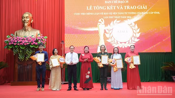 Đại diện nhóm tác giả, các tác giả đoạt giải A các thể loại được biểu dương, khen thưởng tại buổi lễ trao giải. (Ảnh: MINH KHỞI)