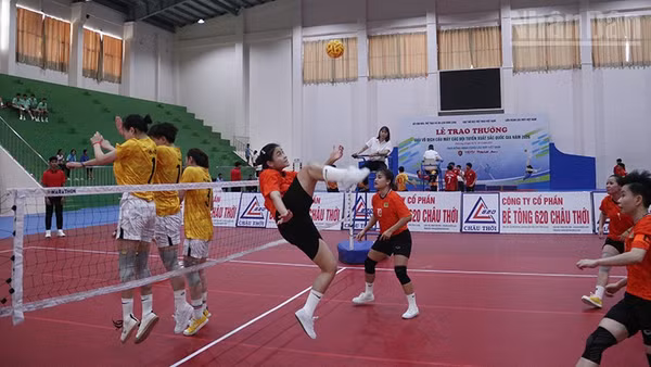 Đội tuyển cầu mây nữ Công an nhân dân (áo đỏ) thi đấu cùng đội cầu mây thành phố Hà Nội, nội dung đội tuyển 4 nữ. (Ảnh: MINH KHỞI)
