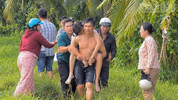 Nhiều người dân xã Tân An, tỉnh Vĩnh Long đến cứu, nhưng N.V.H.N đã đuối nước, tử vong. (Ảnh: MINH KHỞI).