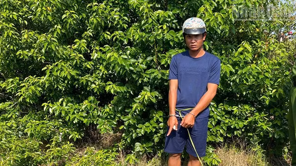 Đối tượng Lê Chí Tưởng, ngụ ấp Quyền Thiện, xã Biển Bạch, tỉnh Cà Mau bị tạm giữ hình sự để điều tra, làm rõ hành vi hiếp dâm. (Ảnh: MINH KHỞI)