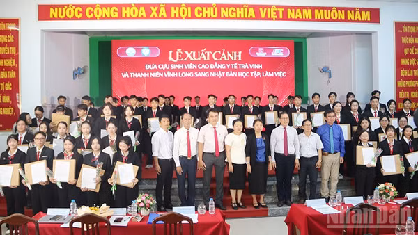 Các lao động, sinh viên Trường cao đẳng Y tế Trà Vinh xuất cảnh làm việc và học tập tại Nhật Bản chụp ảnh cùng quý thầy, cô, lãnh đạo sở, ngành tỉnh tại buổi lễ. (Ảnh: MINH KHỞI)