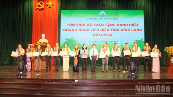 Các doanh nhân tiêu biểu năm 2026 của tỉnh Vĩnh Long được biểu dương, khen thưởng tại buổi họp mặt. (Ảnh: MINH KHỞI)