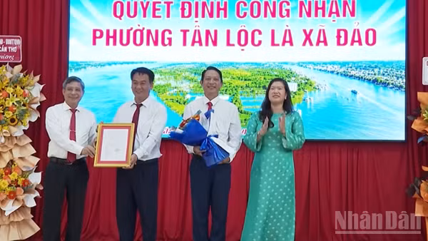 Lãnh đạo Thành ủy, Ủy ban nhân dân thành phố Cần Thơ trao quyết định công nhận phường Tân Lộc là xã đảo. (ẢNH: THANH TÂM)