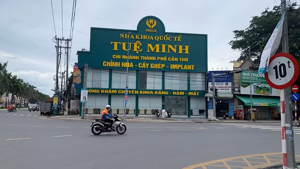 Nha khoa quốc tế Tuệ Minh, góc đường 3/2-Trần Hoàng Na, phường Tân An đóng cửa.