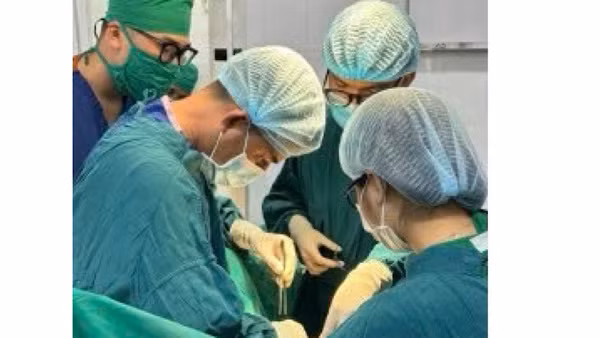 Các bác sĩ phẫu thuật cho bệnh nhân. (Ảnh: Bệnh viện cung cấp)