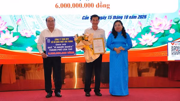 Đại diện Ban vận động quỹ "Vì người nghèo" thành phố Cần Thơ tiếp nhận đóng góp của doanh nghiệp. (Ảnh: HOÀNG GIANG)