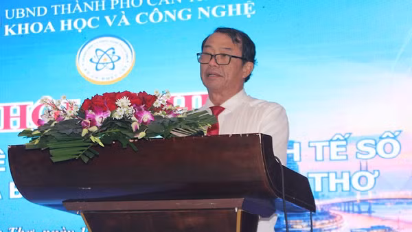 Phó Chủ tịch Ủy ban nhân dân thành phố Cần Thơ Nguyễn Văn Khởi phát biểu tại hội nghị. (Ảnh: XUÂN MAI)