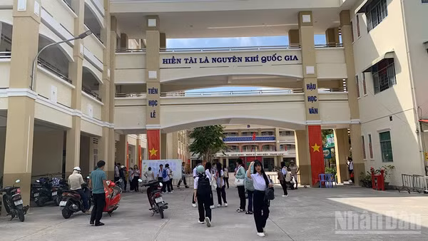 Học sinh Trường trung học cơ sở Lương Thế Vinh ngày tựu trường năm học mới. (Ảnh: THANH TÂM)