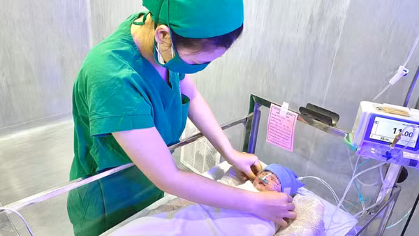 Bé gái sơ sinh đang được chăm sóc đặc biệt. Ảnh: Bệnh viện Phụ sản Cần Thơ
