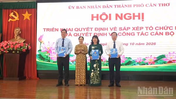 Lãnh đạo Cần Thơ trao quyết định nhân sự các trường cao đẳng sau sáp nhập. (Ảnh: THANH TÂM)