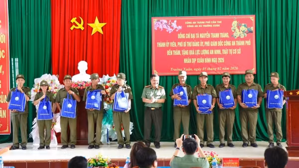 Công an Cần Thơ tặng quà cho lực lượng bảo vệ an ninh trật tự xã Trường Thành.