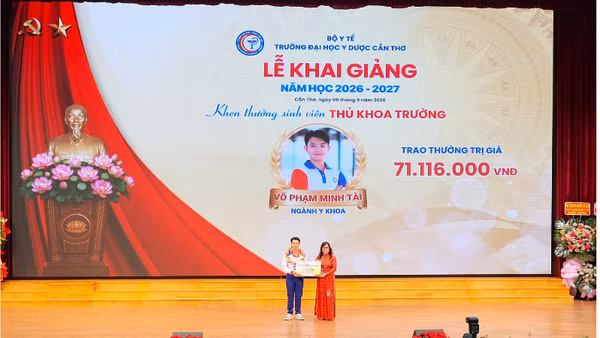 Hiệu trưởng Trường đại học Y dược Cần Thơ Nguyễn Minh Phương trao học bổng cho thủ khoa trường. (Ảnh: THÙY TRANG)