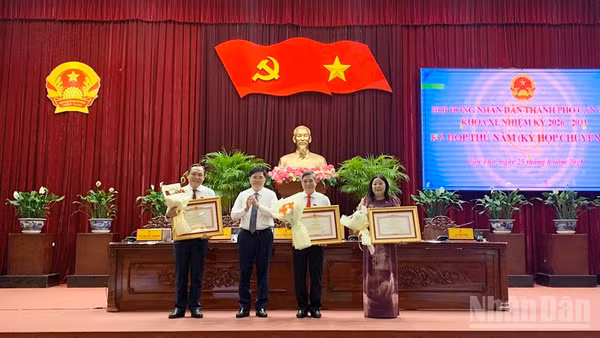 Lãnh đạo Thành ủy Cần Thơ trao Bằng khen của Thủ tướng Chính phủ cho tập thể, cá nhân có thành tích xuất sắc trong công tác bầu cử Đại biểu Quốc hội và Hội đồng nhân dân các cấp nhiệm kỳ 2026-2031. (Ảnh: THANH TÂM)