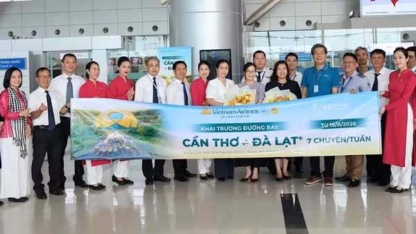 Lãnh đạo Cần Thơ và các đơn vị chúc mừng lễ khai trương đường bay Cần Thơ-Đà Lạt. (ẢNH: PHẠM TRUNG)