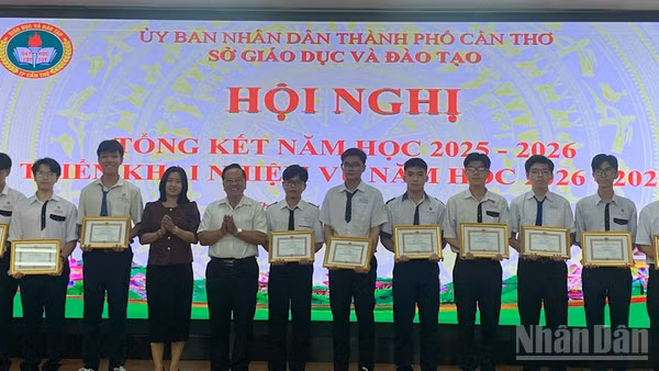 Cần Thơ tặng Giấy khen cho các học sinh đạt điểm cao trong kỳ thi tốt nghiệp trung học phổ thông. (Ảnh: THANH TÂM)