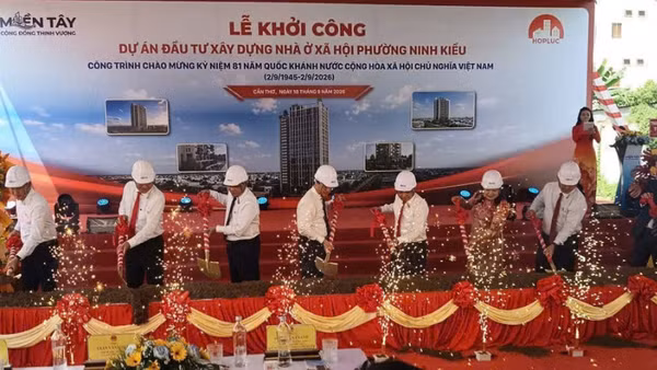 Lãnh đạo Cần Thơ thực hiện nghi lễ khởi công dự án nhà ở xã hội. (Ảnh: V.K)