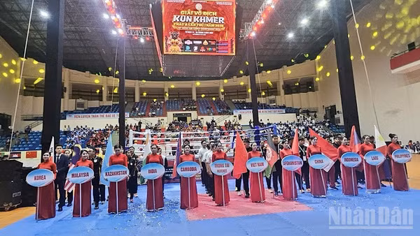 Các đội tham gia tại lễ khai mạc. (Ảnh: THANH TÂM)