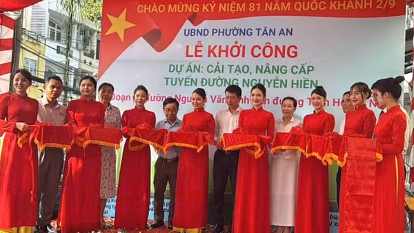 Lãnh đạo phường Tân An, thành phố Cần Thơ cắt băng khởi công nâng cấp đường Nguyễn Hiền. (Ảnh: GIA BẢO)