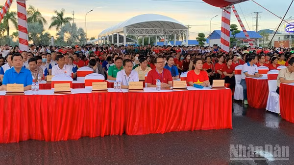 Lãnh đạo thành phố Cần Thơ và đông đảo người dân tham gia chương trình. (Ảnh: THANH TÂM)