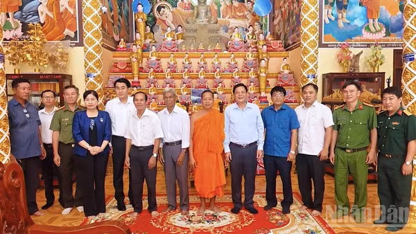 Đoàn lãnh đạo Cần Thơ chúc mừng Lễ Sene Dolta tại chùa Khmer ở phường Mỹ Xuyên. Ảnh: MINH LUÂN
