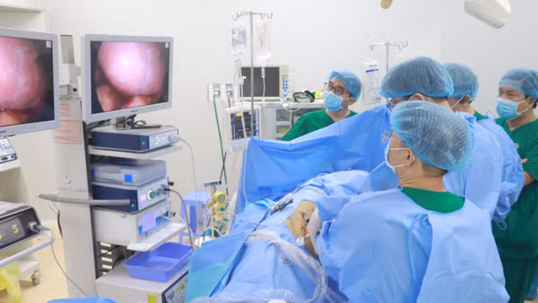 Ê-kíp bác sĩ phẫu thuật cho bệnh nhân. (Ảnh: Bệnh viện cung cấp)