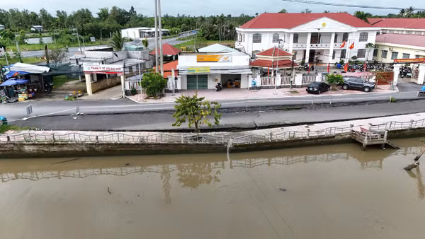 Đoạn sạt lở bờ kênh trước Ủy ban nhân dân xã Đại Hải gây thiệt hại lớn.