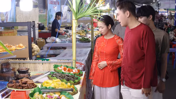 Du khách trải nghiệm bánh dân gian Nam Bộ.