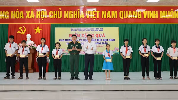 Lãnh đạo Bộ chỉ huy quân sự thành phố Cần Thơ trao học bổng cho các em học sinh phường Hưng Phú.