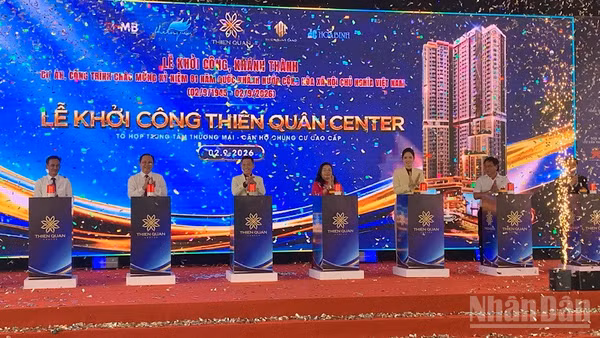 Lãnh đạo thành phố Cần Thơ nhấn nút khởi công dự án Thiên Quân Center. (Ảnh: THANH TÂM)