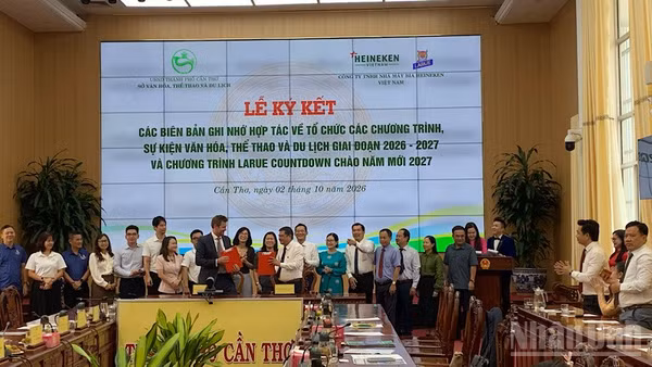 Hai bên trao văn bản ký kết hợp tác. (Ảnh: THANH TÂM)