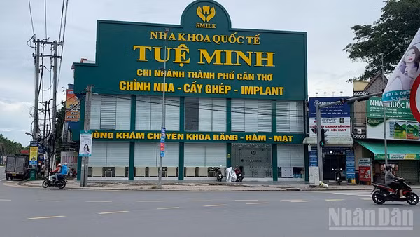 Cơ sở Nha khoa quốc tế Tuệ Minh ở góc đường 3/2-Trần Hoàng Na, phường Tân An, Cần Thơ dừng hoạt động. (Ảnh: THANH TÂM)