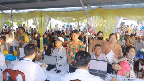 Người dân xã Cờ Đỏ, Cần Thơ đăng ký khám sức khỏe miễn phí tại xã. (Ảnh: KIM THANH)