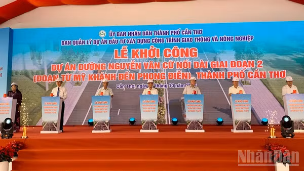 Các đại biểu thực hiện nghi lễ khởi công dự án. (Ảnh: THANH TÂM)